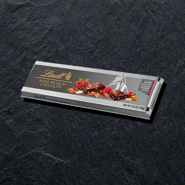 Lindt — тёмный шоколад с ягодами и миндалём